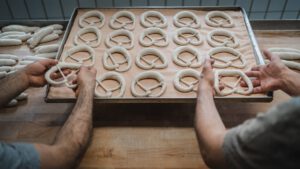 baeckerei-konditorei-kaufmann-kirchebaeck-bad-hindelang-brezen-produktion-2