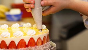 baeckerei-konditorei-kaufmann-kirchebaeck-bad-hindelang-torte-sahneverzierung